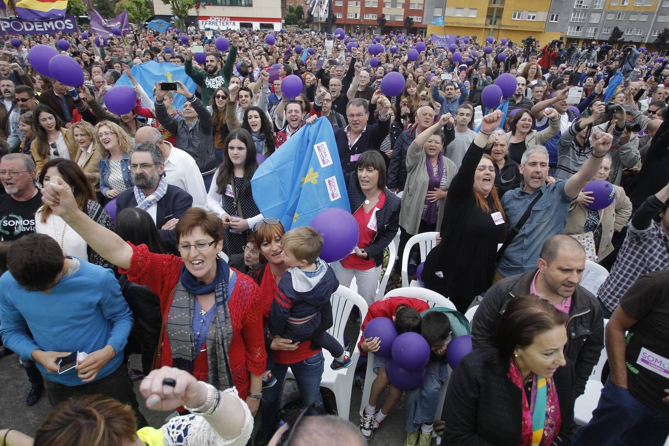 Miles de personas en el mitin de Podemos en Oviedo