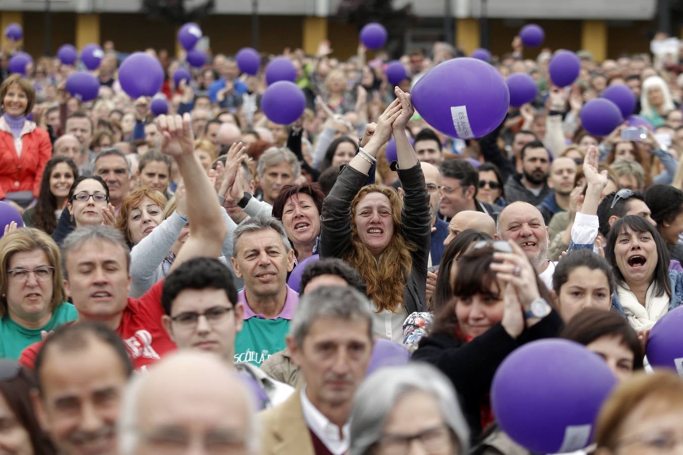 Miles de personas en el mitin de Podemos en Oviedo