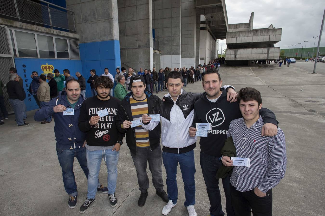 Colas para comprar las entradas del partido entre el Real Oviedo y el Cádiz