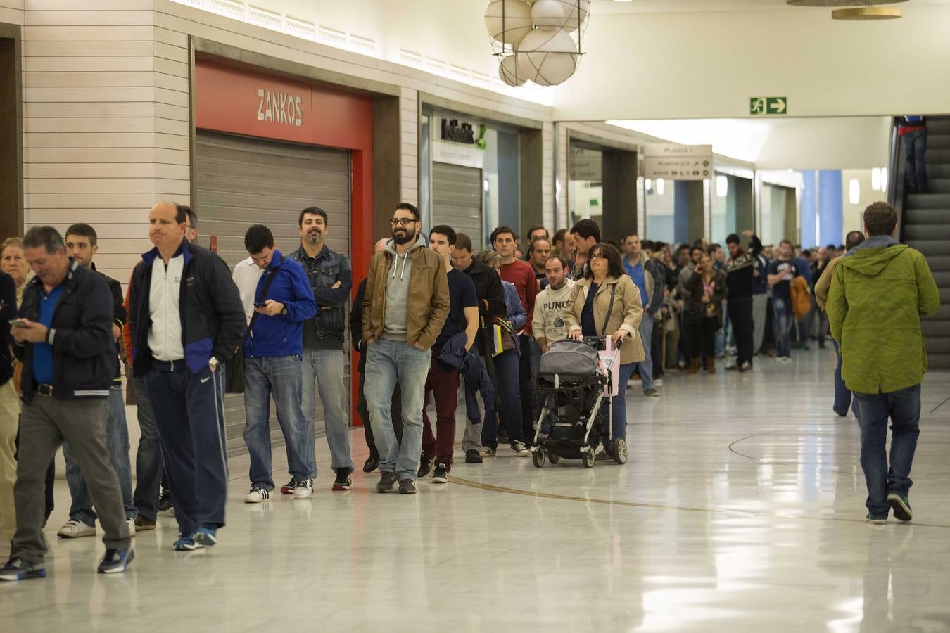 Colas para comprar las entradas del partido entre el Real Oviedo y el Cádiz