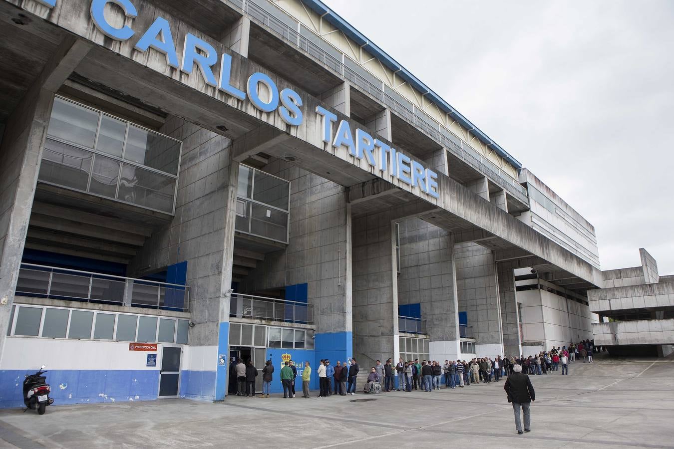 Colas para comprar las entradas del partido entre el Real Oviedo y el Cádiz