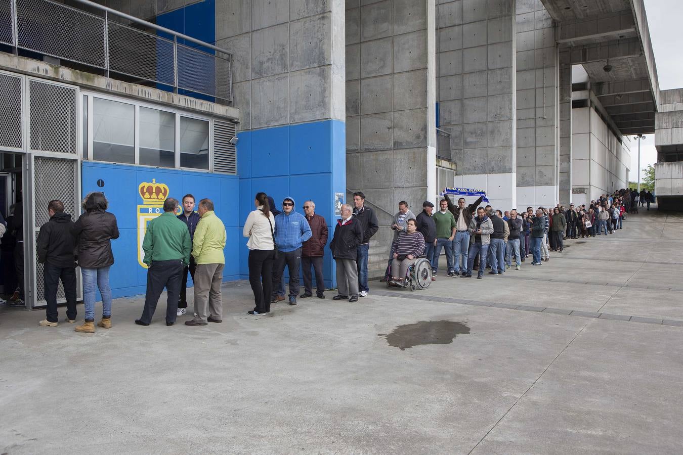 Colas para comprar las entradas del partido entre el Real Oviedo y el Cádiz