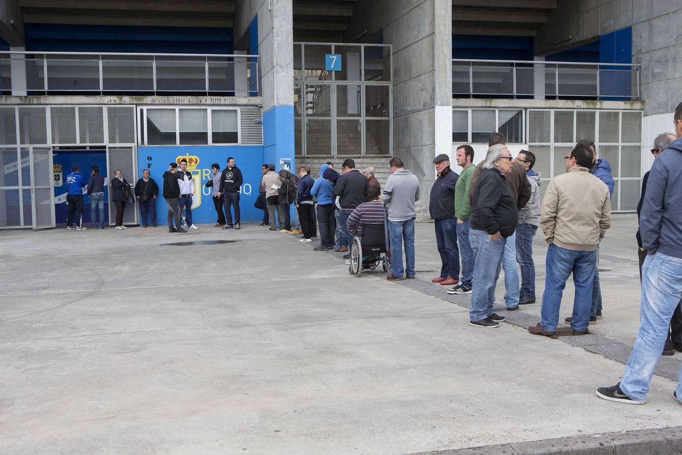 Colas para comprar las entradas del partido entre el Real Oviedo y el Cádiz