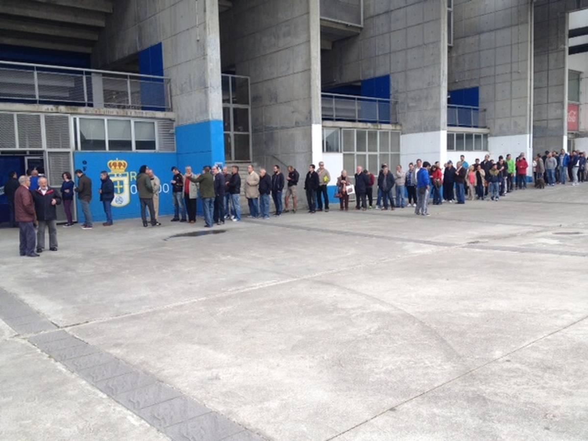 Colas para comprar las entradas del partido entre el Real Oviedo y el Cádiz