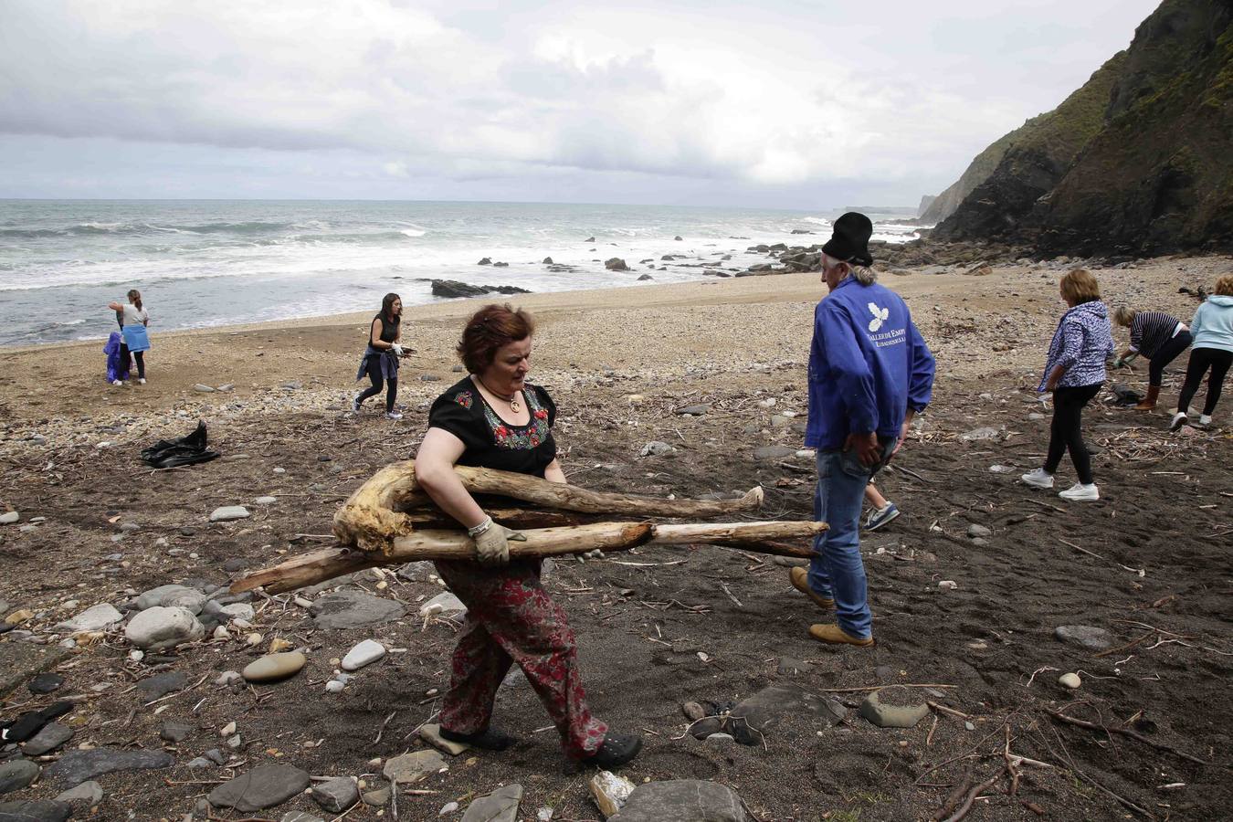 Sextaferia para limpiar la playa de La Atalaya