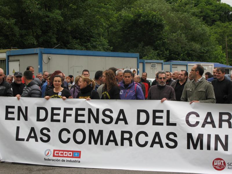 Concentración en la térmica de Soto de la Barca en defensa de la minería