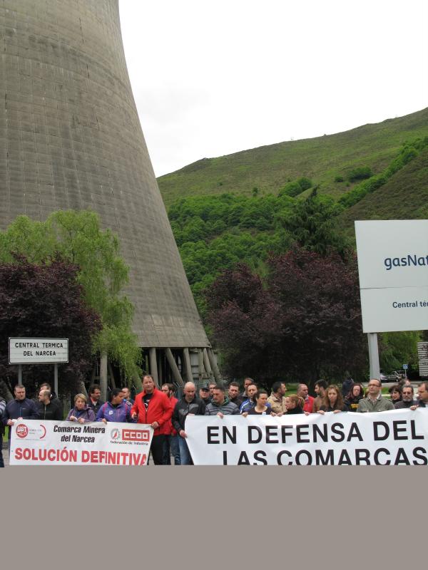 Concentración en la térmica de Soto de la Barca en defensa de la minería