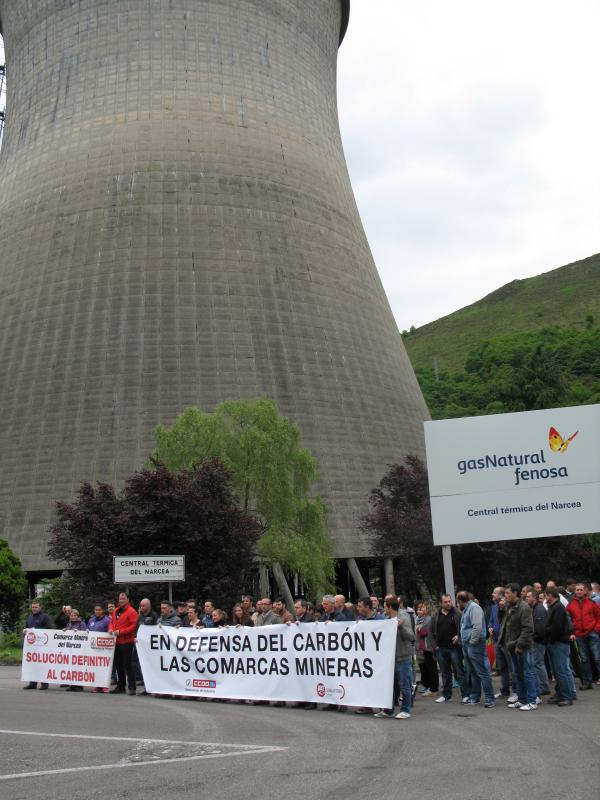 Concentración en la térmica de Soto de la Barca en defensa de la minería