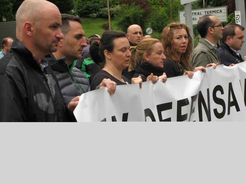 Concentración en la térmica de Soto de la Barca en defensa de la minería