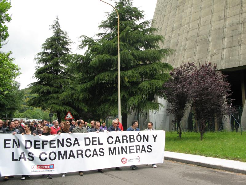 Concentración en la térmica de Soto de la Barca en defensa de la minería