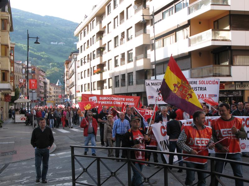 Multitudinaria manifestación en Cangas del Narcea en defensa de la minería