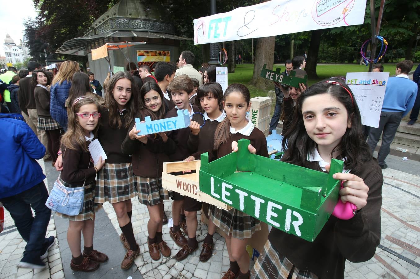 Mercado escolar en el paseo de Los Álamos