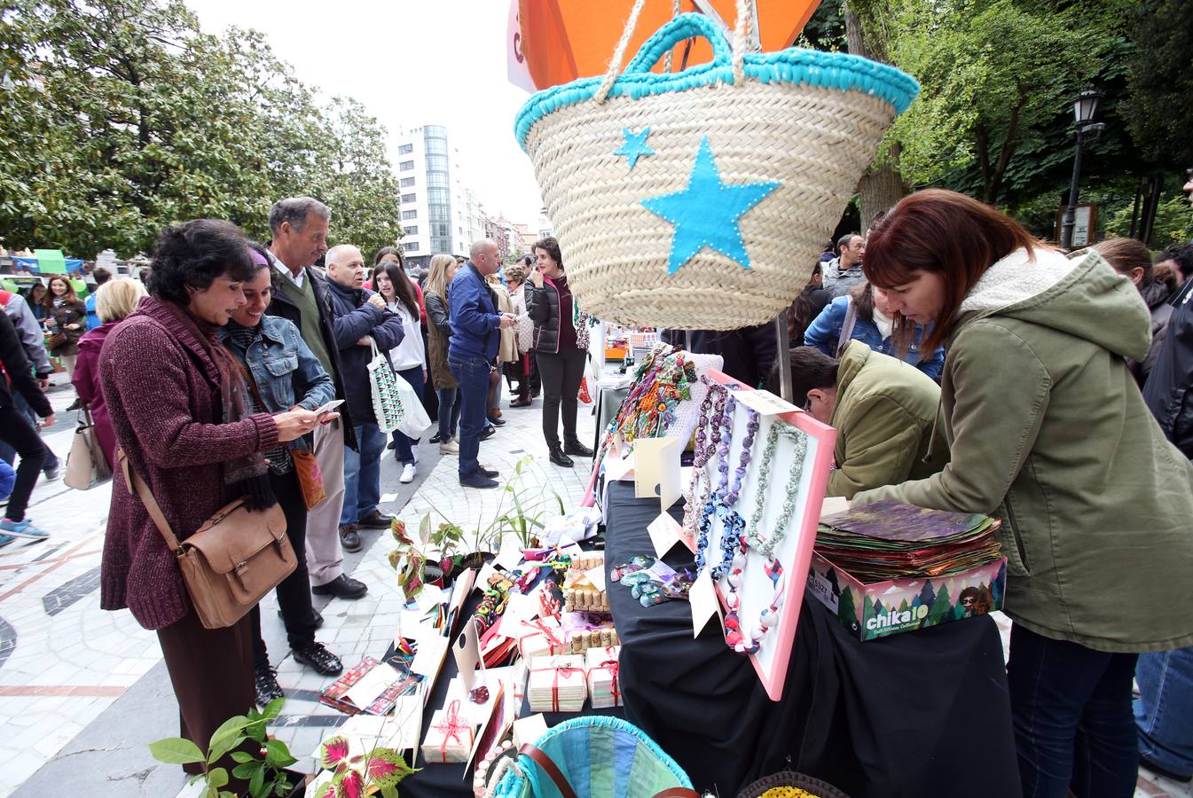 Mercado escolar en el paseo de Los Álamos