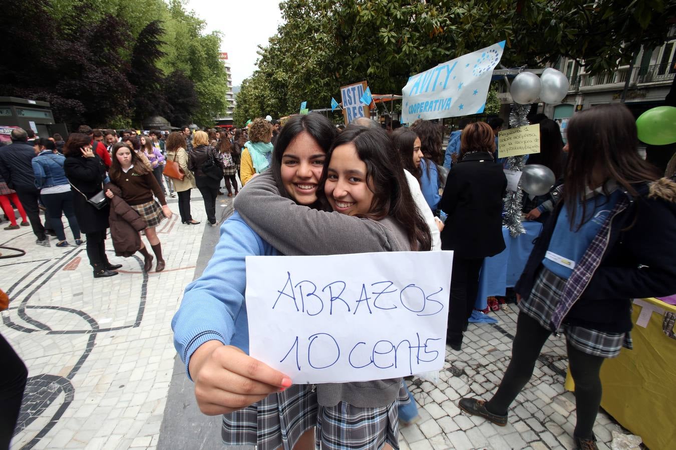 Mercado escolar en el paseo de Los Álamos