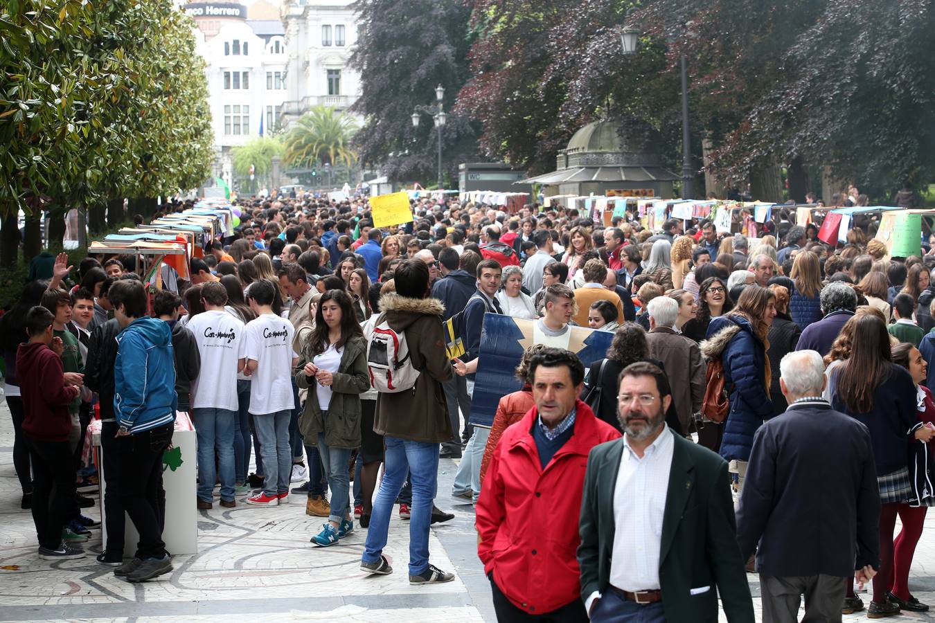Mercado escolar en el paseo de Los Álamos