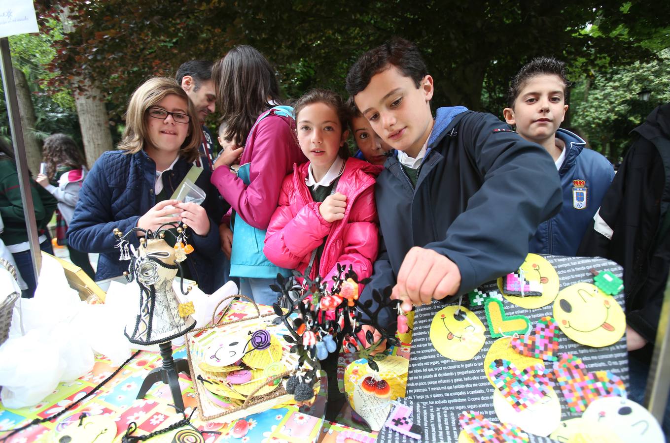 Mercado escolar en el paseo de Los Álamos