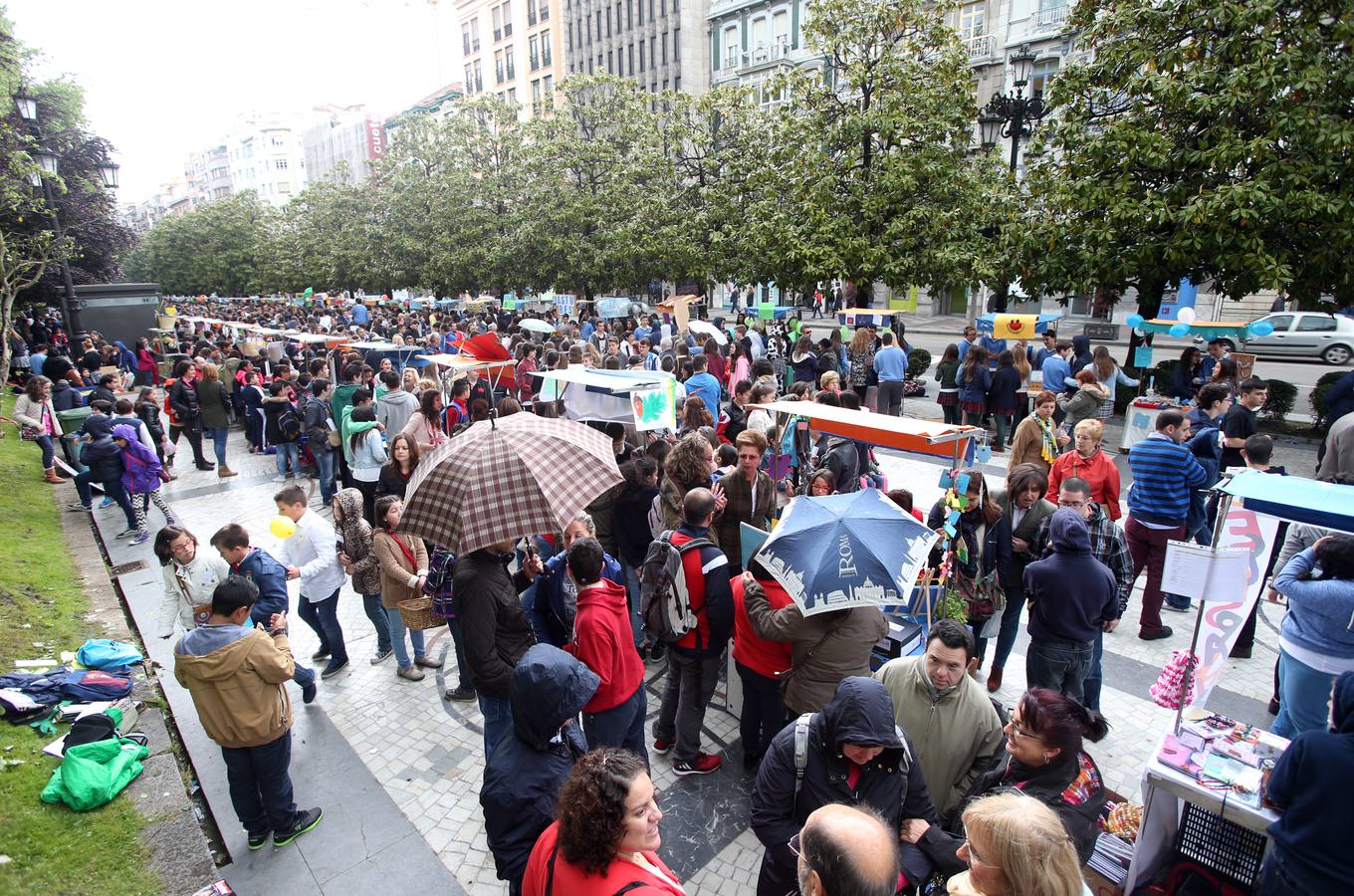 Mercado escolar en el paseo de Los Álamos