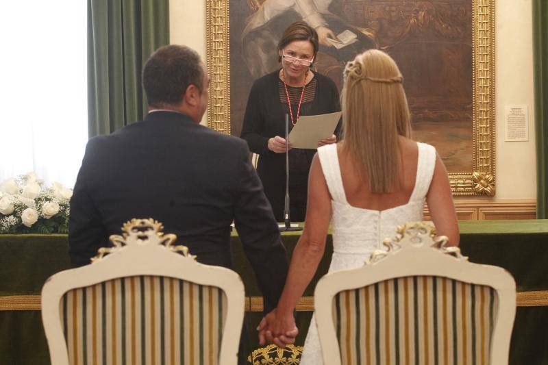 La alcaldesa de Gijón y candidata a la reelección de Foro, Carmen Moriyón, oficiando una boda en el Ayuntamiento.