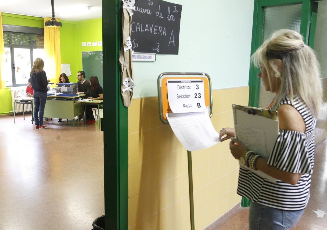 Las actividades extraescolares siempre dejan imágenes curiosas. En este colegio de Gijón se vota 'en la cueva de la calavera'.