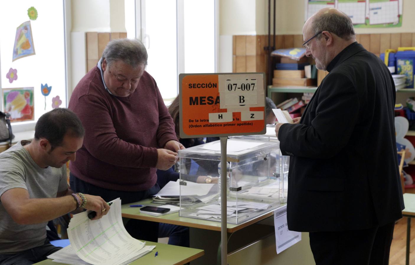 Imágenes curiosas de la jornada electoral en Asturias