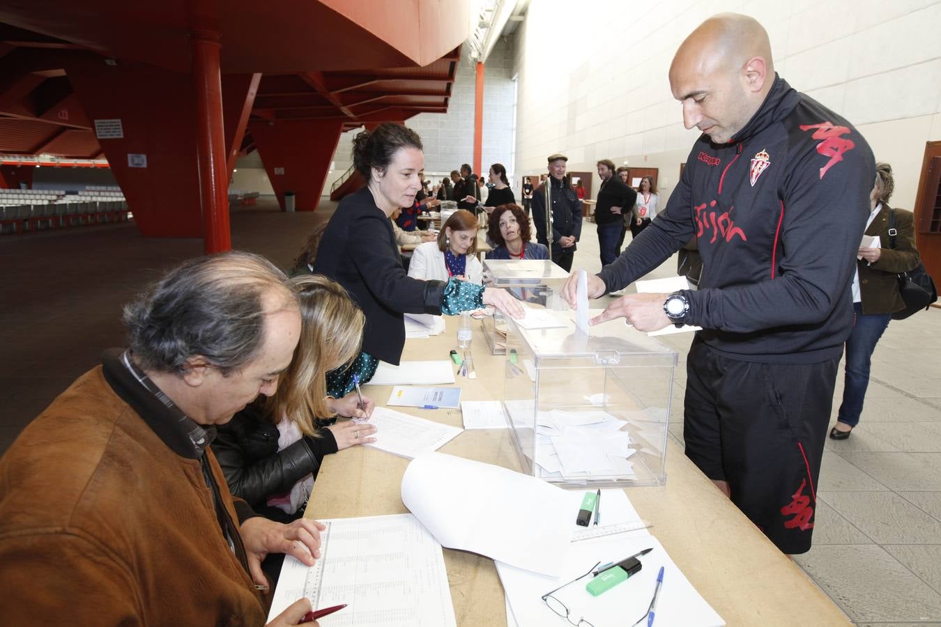 Abelardo votó antes de salir a reunirse con la plantilla para el partido de la tarde.