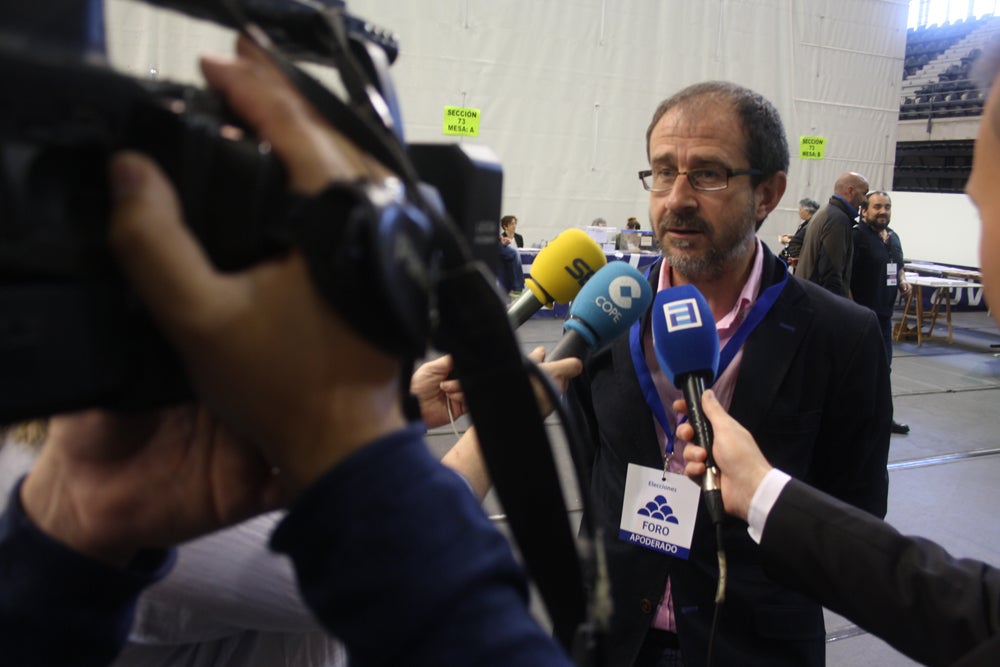 Juan Carlos Fernández, de Foro, atendió a los medios en el Quirinal. 