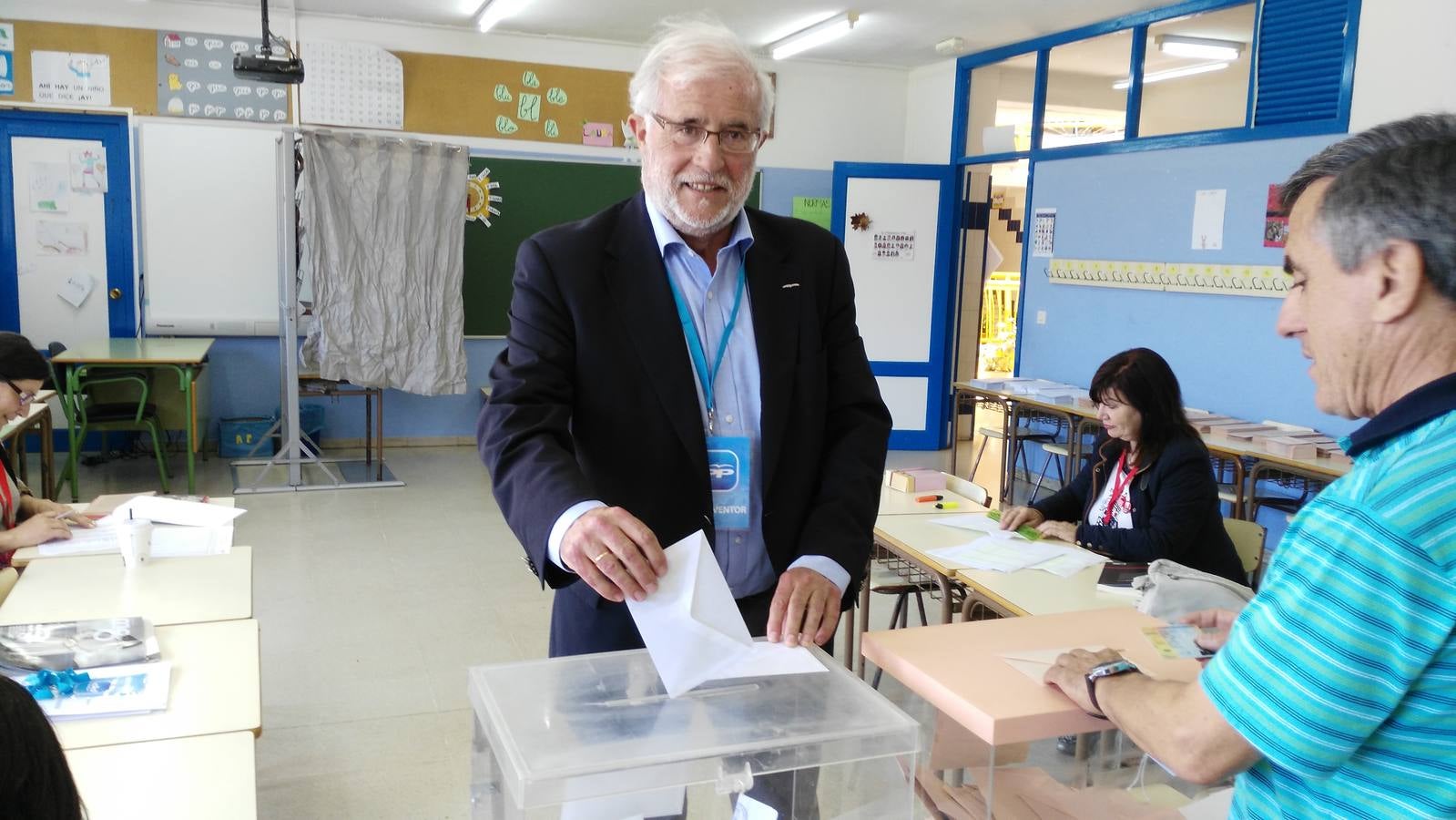 Jesús Pablo González-Nuevo Quiñones, del PP Castrillón, votó en Piedras Blancas. 