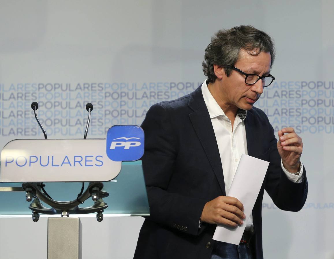 El vicesecretario de Organización y director de campaña de los populares, Carlos Floriano, tras comparecer ante la prensa para valorar los resultados electorales.