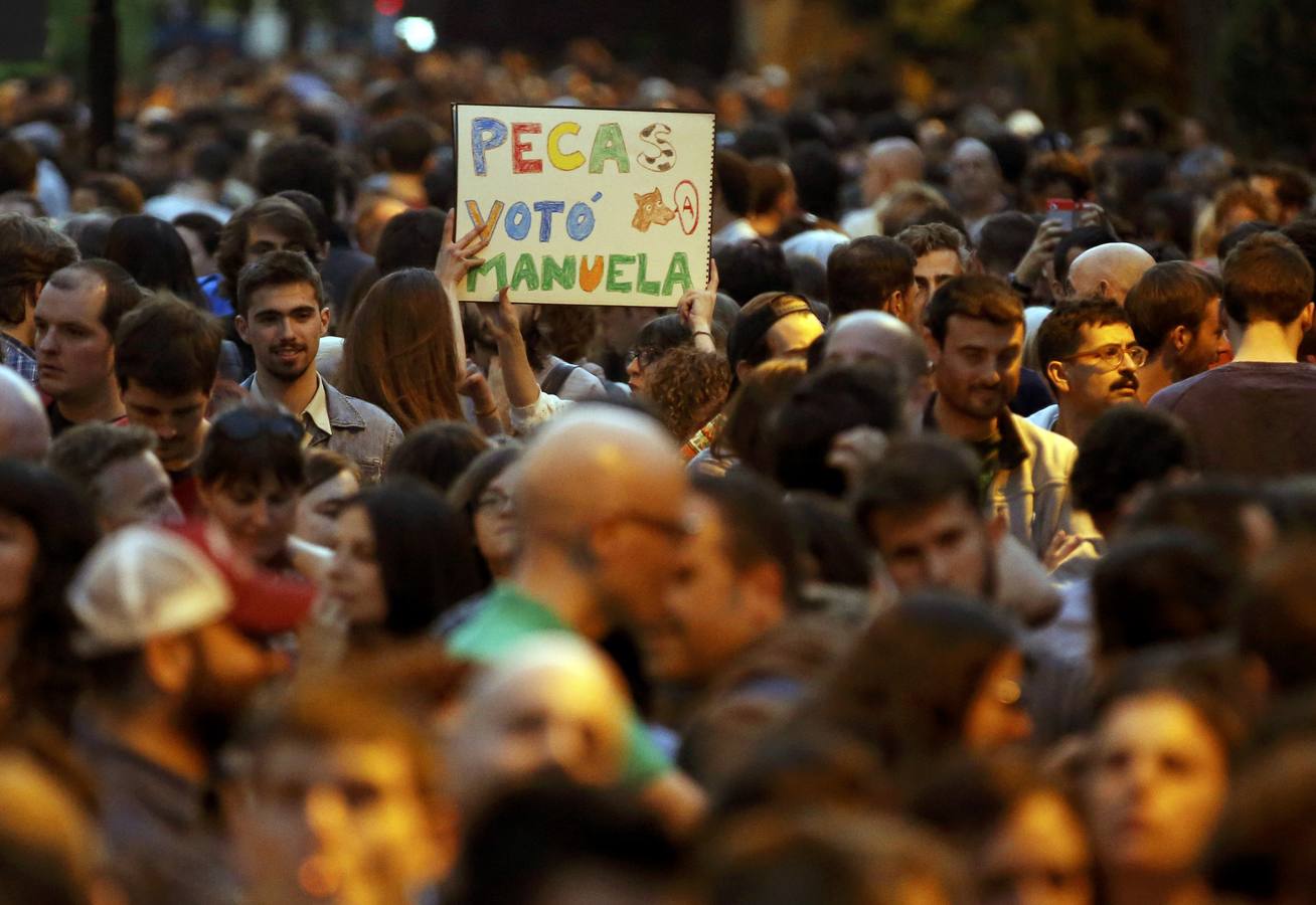 Simpatizantes de Ahora Madrid, en la Cuesta de Moyano de Madrid.