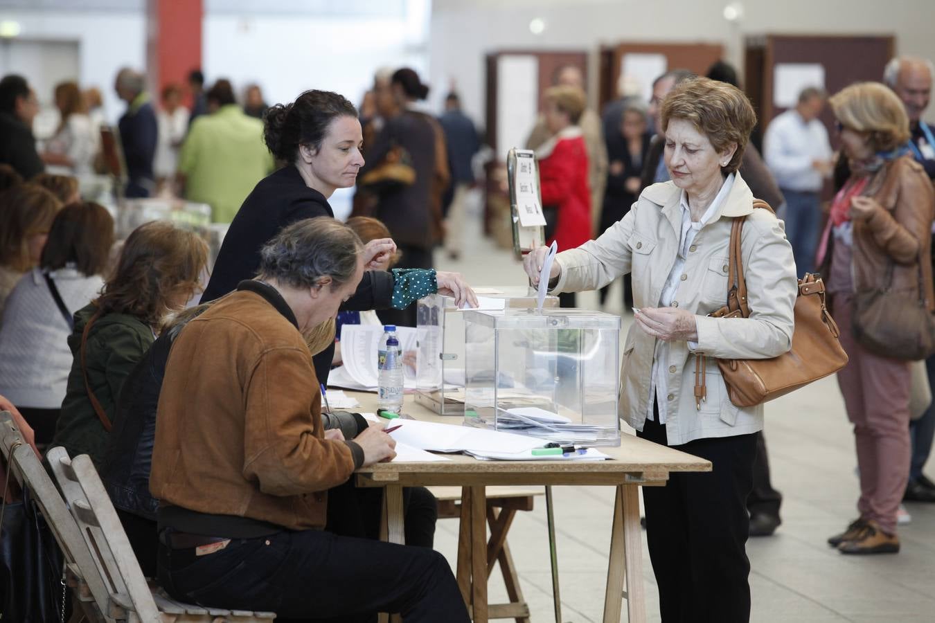 Los asturianos acuden a las urnas