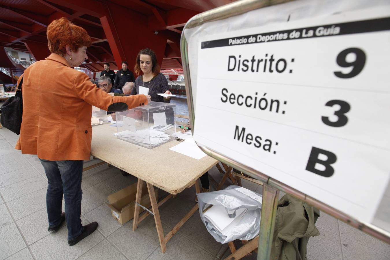 Los asturianos acuden a las urnas