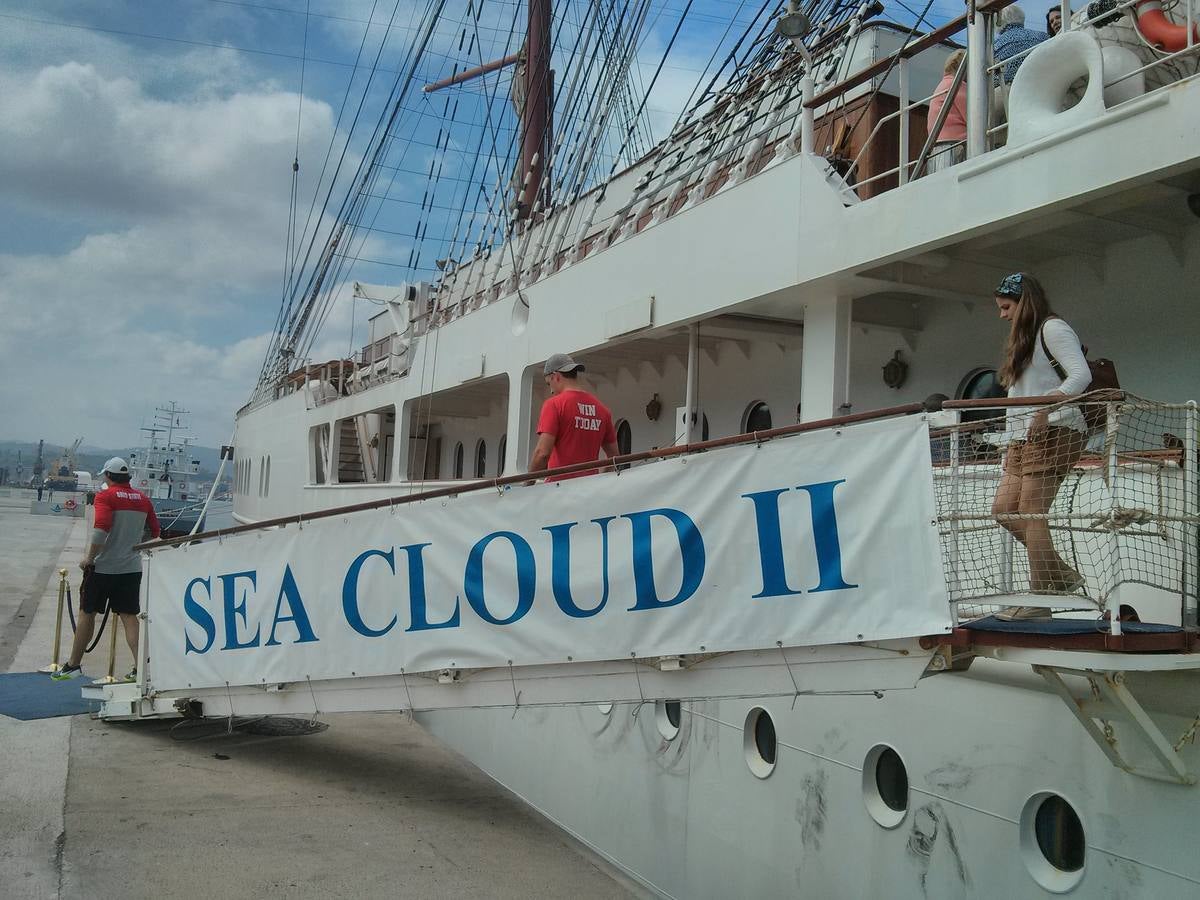 El &#039;Sea Cloud II&#039; atraca en Avilés