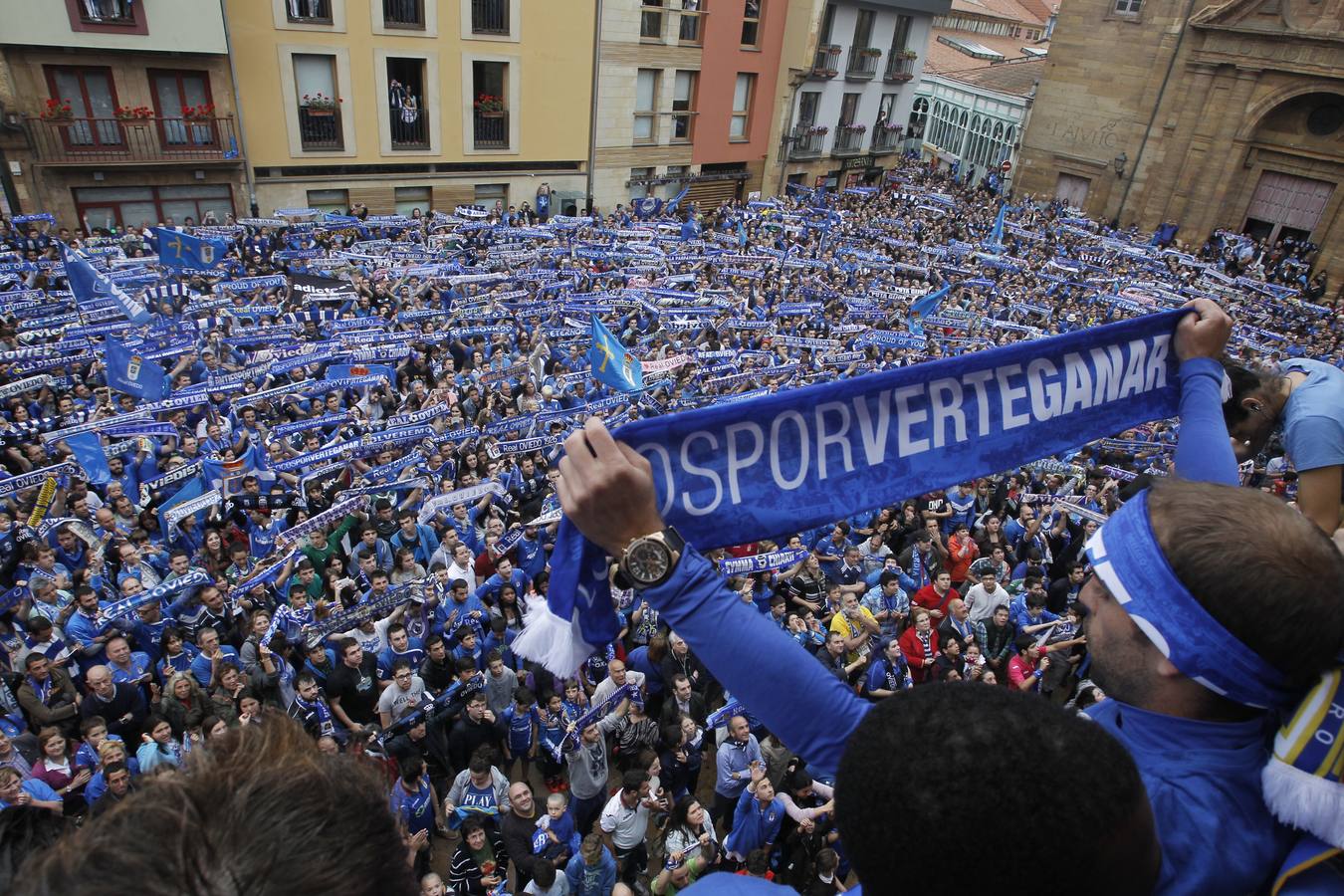 Los judadores cantaron junto a los aficionados.