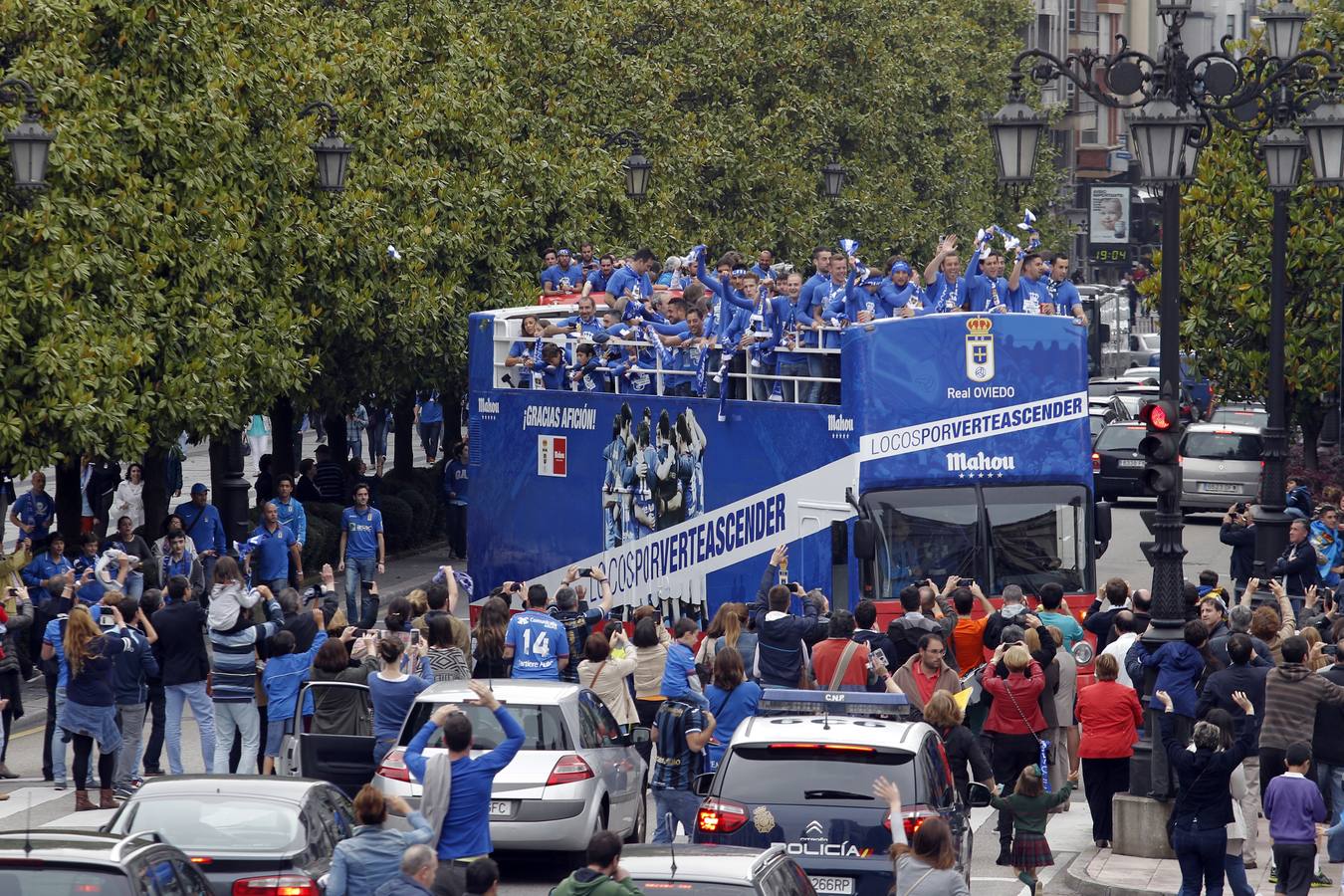 Los aficionados hacen fotos de los jugadore en el autobús en la zona del Campo San Francisco.