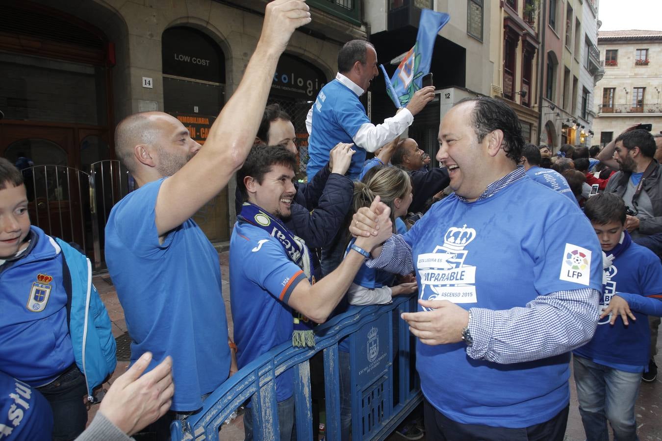 El presidente recibe la felicitación de los aficionados.