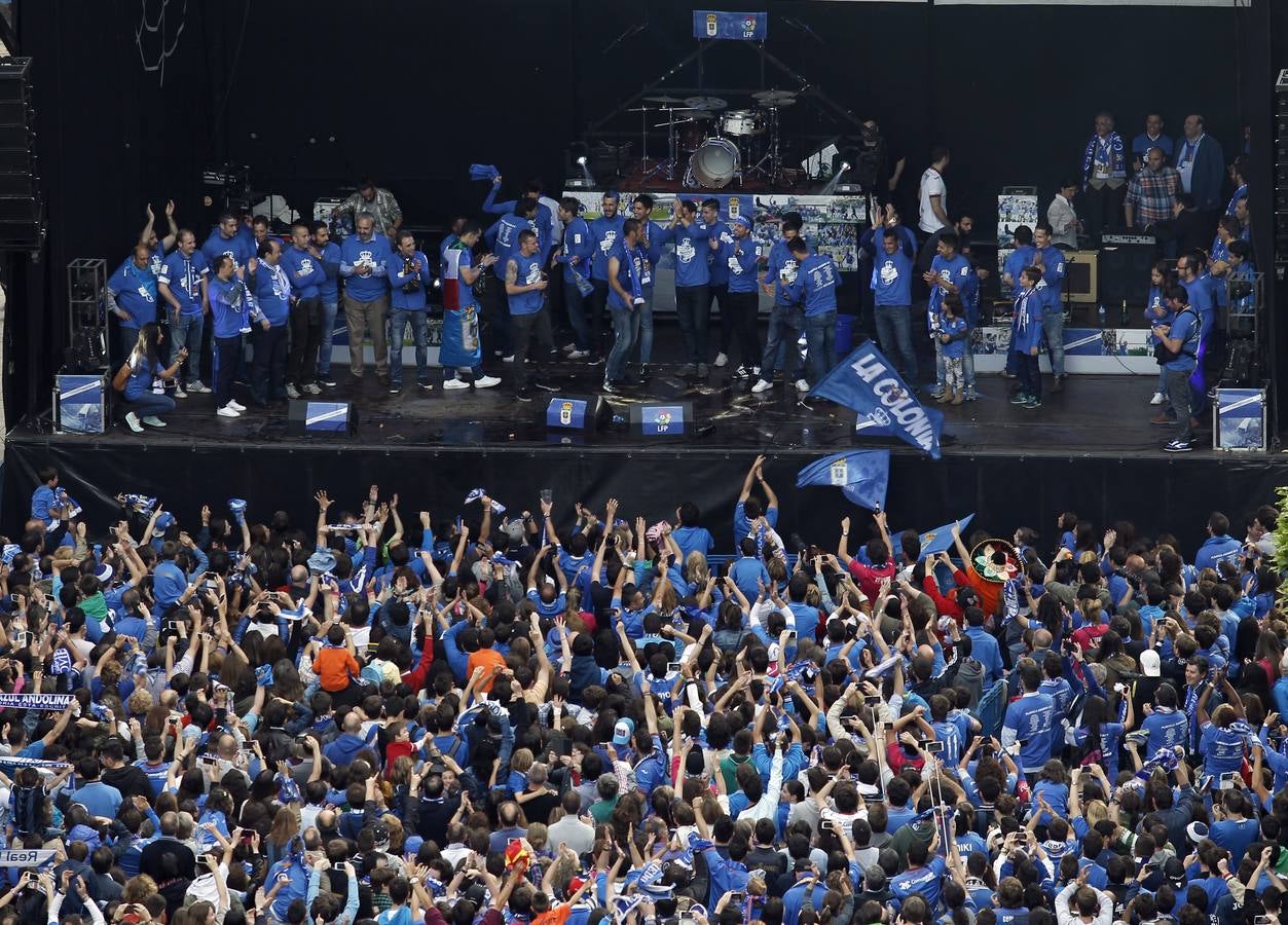 Los jugadores, en el escenario de la plaza de América, aclamados.