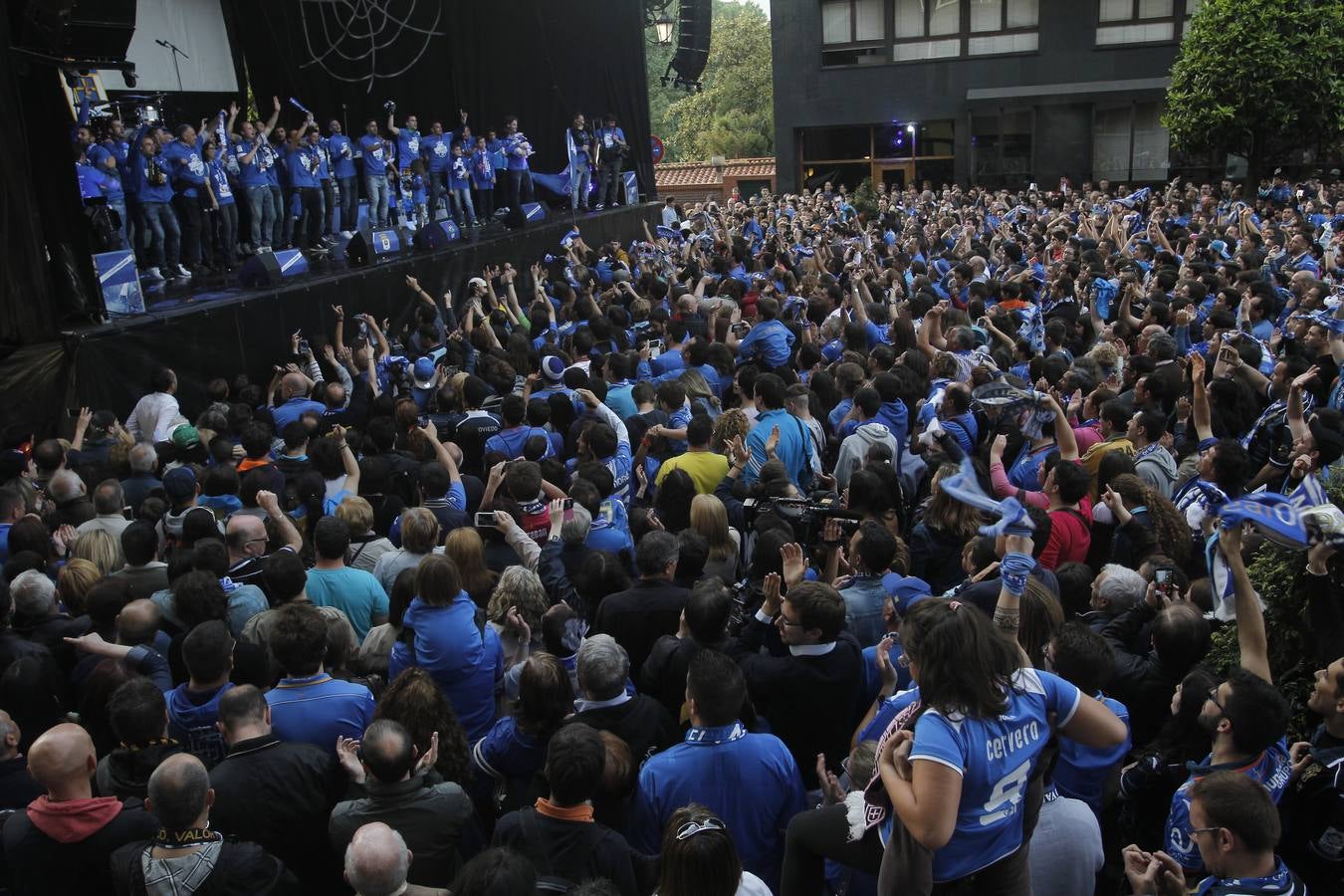 La plantilla, cantando sobre el escenario.