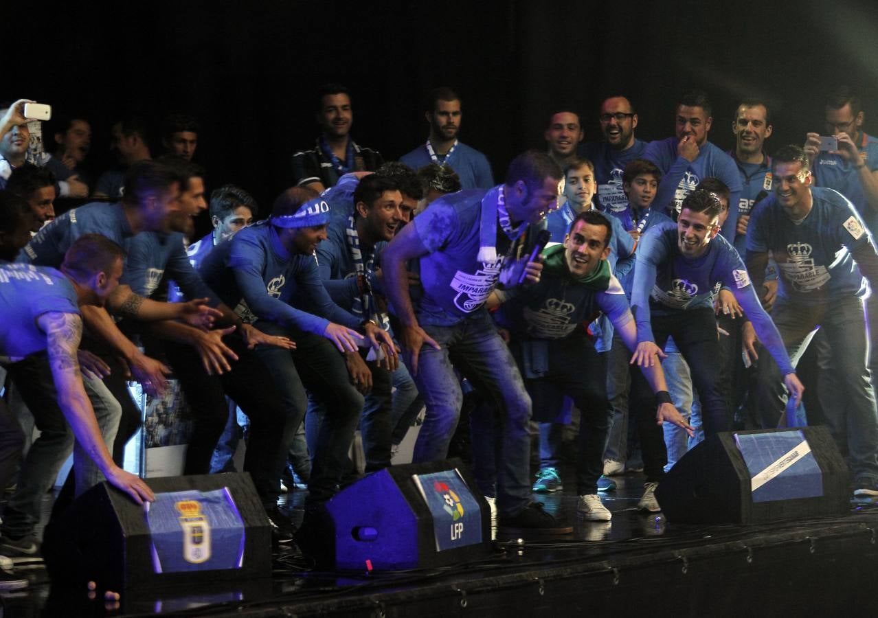 La plantilla bailó para su afición.