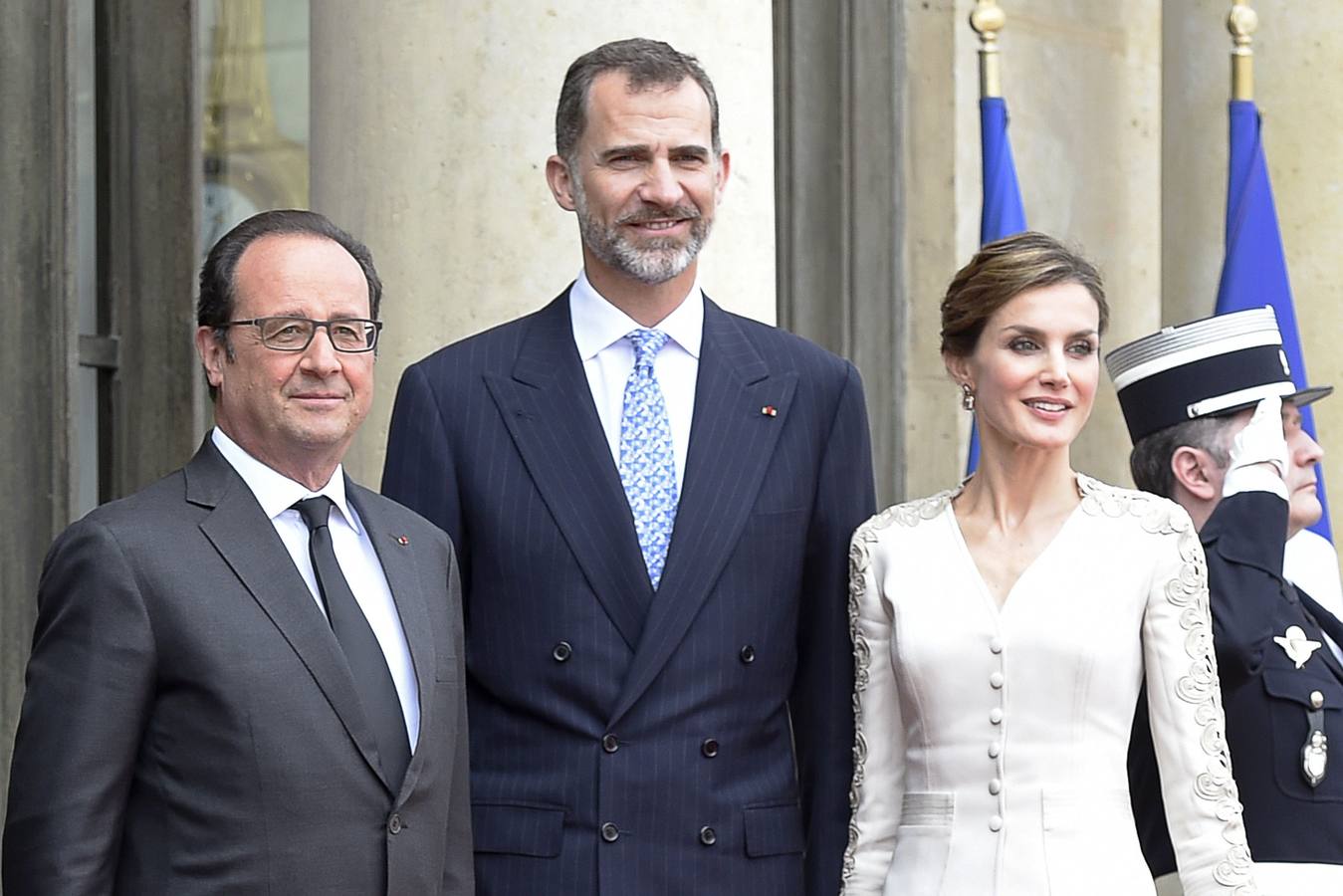 Los Reyes, junto al presidente francés, François Hollande, a su llegada al Palacio del Elíseo.