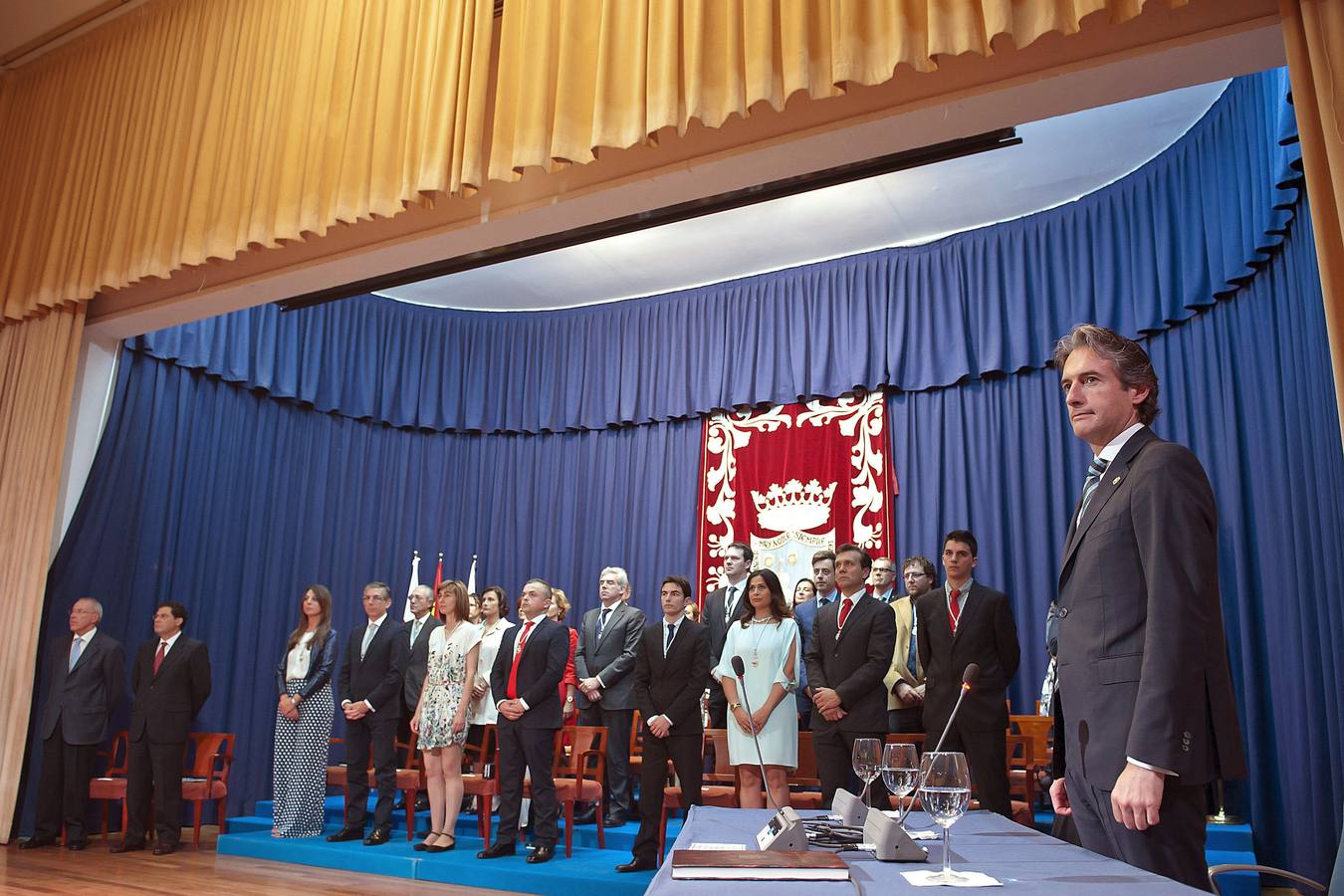 El alcalde de Santander, Íñigo de la Serna, junto a los concejales del Ayuntamiento, en el acto de constitución de la corporación de Santander.