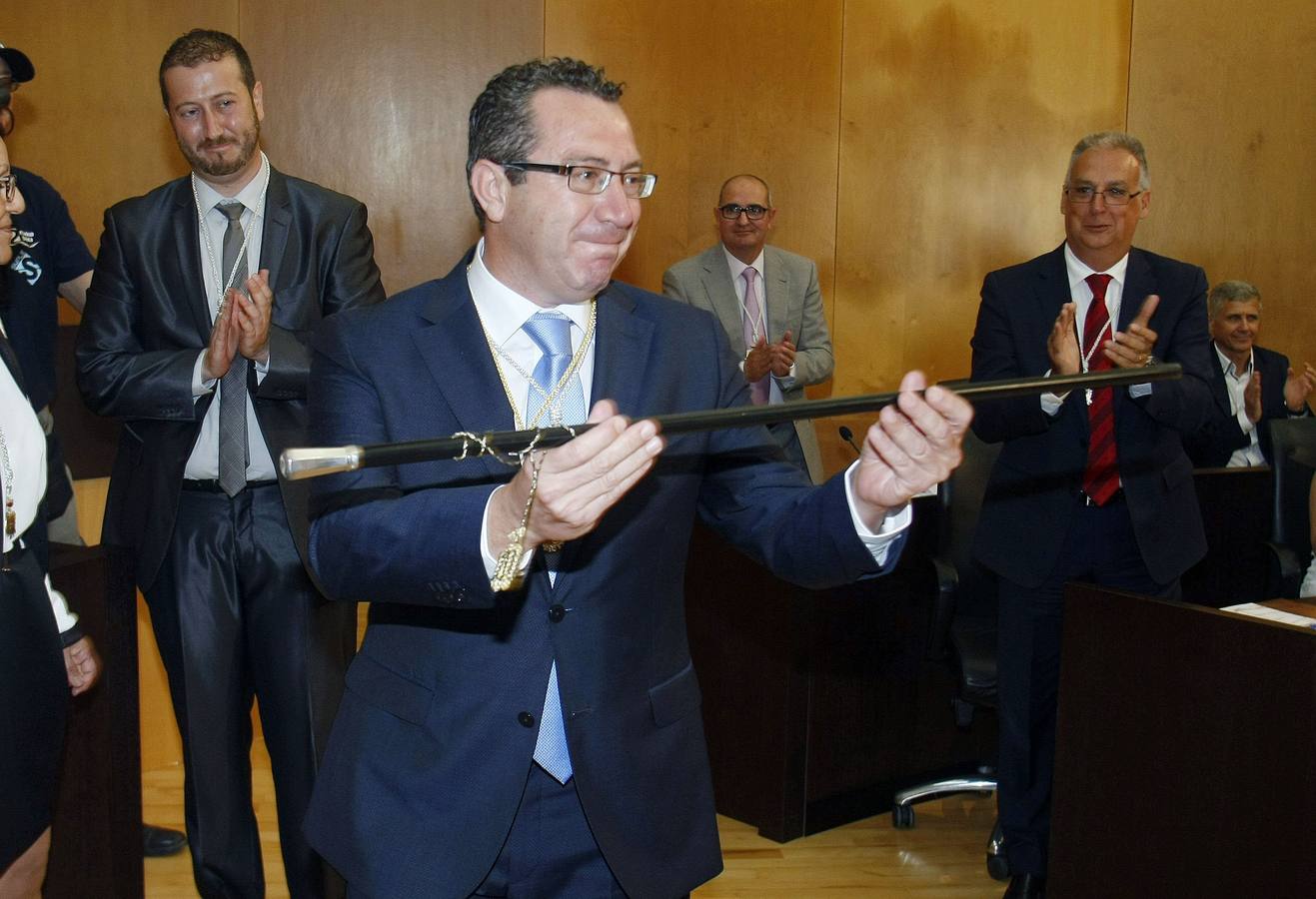 Antonio Pérez, del PP, con la vara de mando tras ser elegido nuevo alcalde de Benidorm.