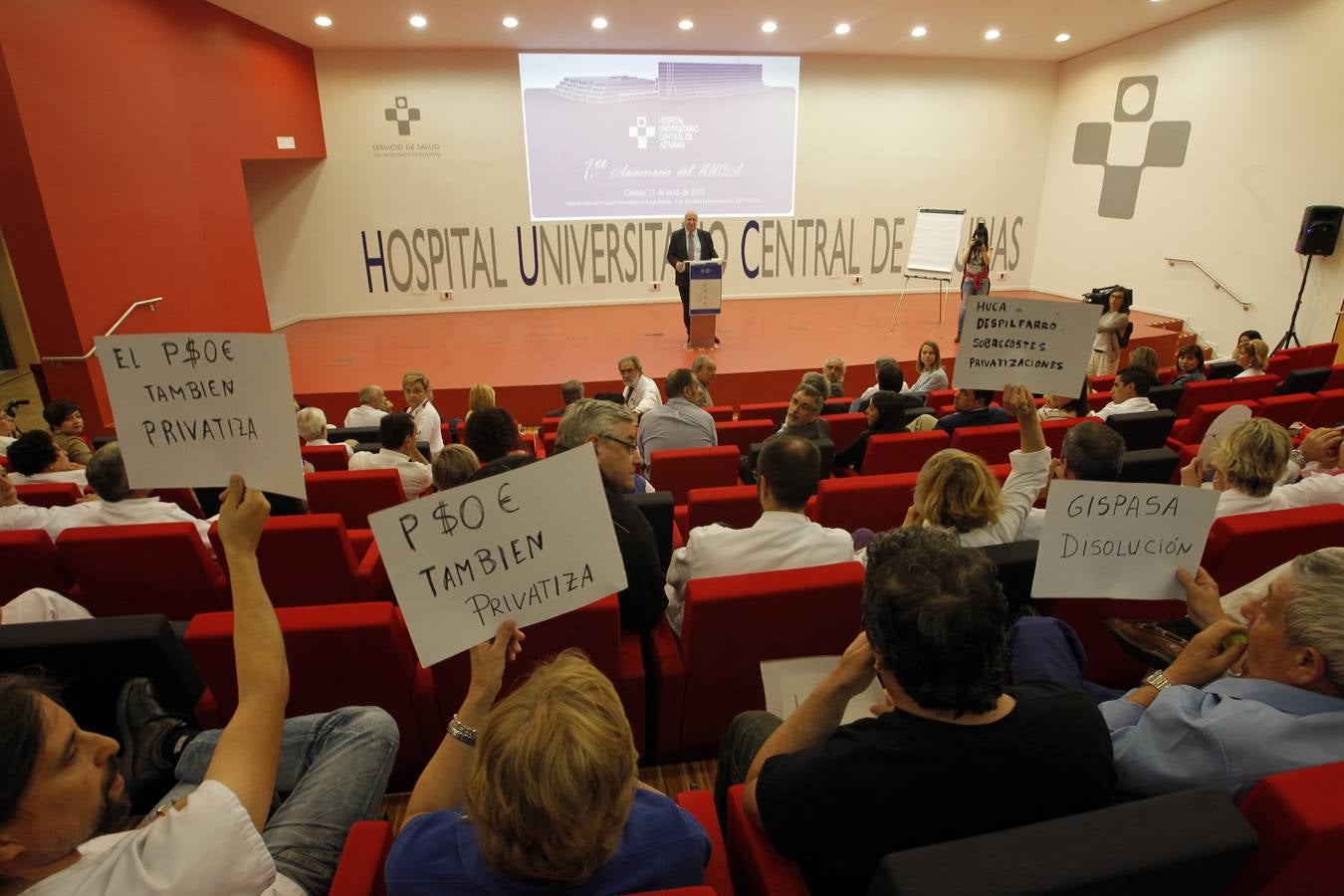 Aniversario del HUCA con protestas