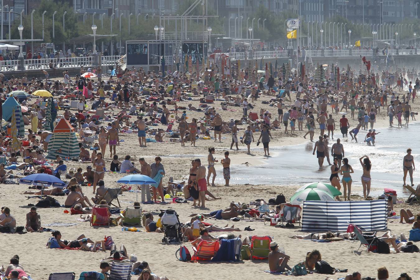 Día de sol y playa en Gijón