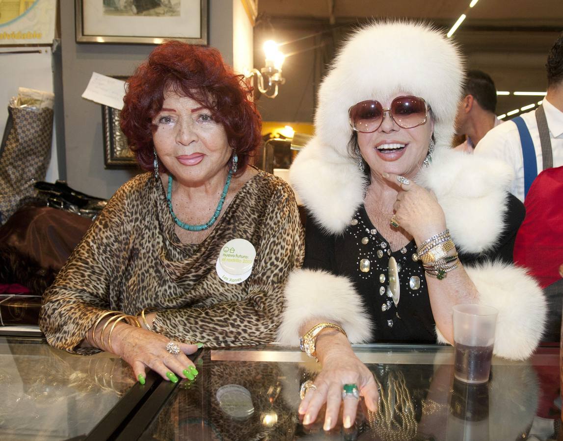 Sara Montiel y Marujita Díaz en el mercadillo de Nuevo Futuro en 2011.