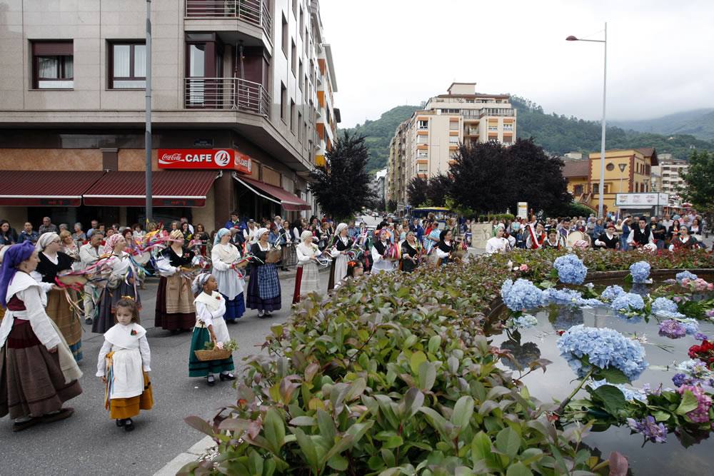 Asturias enrama sus fuentes la noche de San Juan