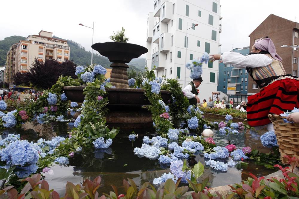 Asturias enrama sus fuentes la noche de San Juan