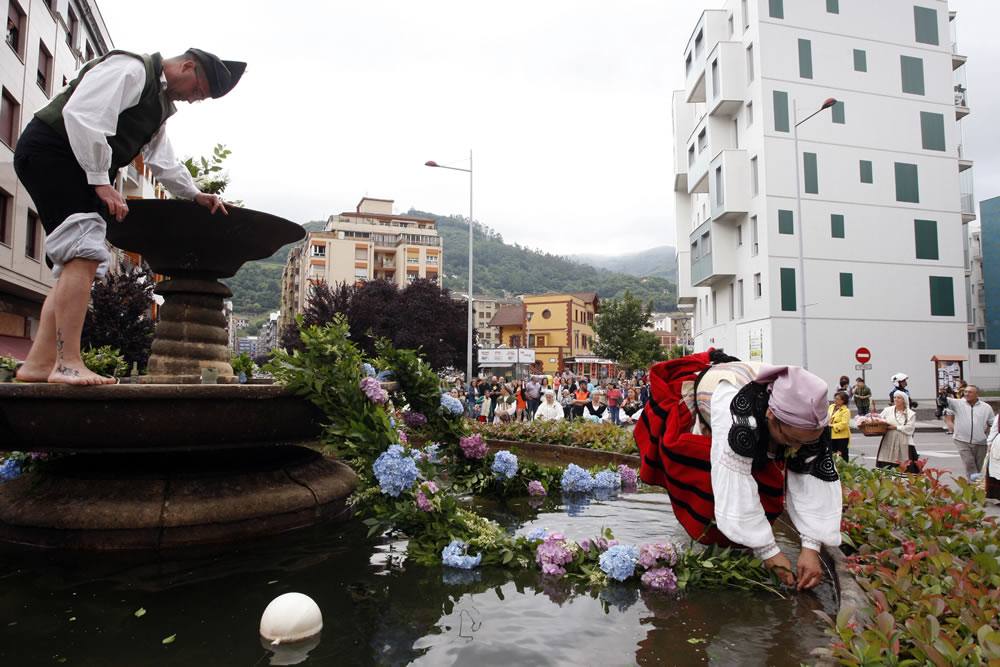 Asturias enrama sus fuentes la noche de San Juan