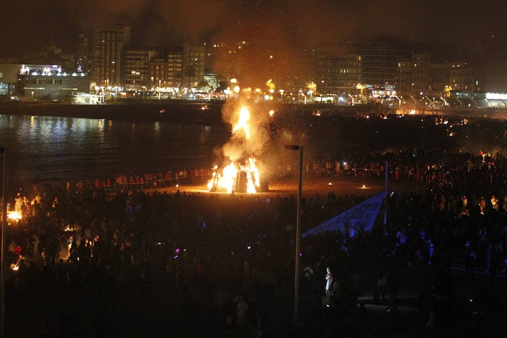 Hoguera de San Juan en Gijón