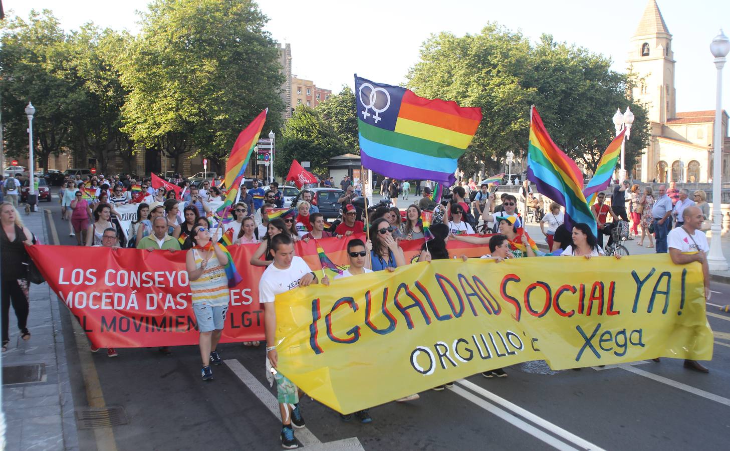 El &#039;Orgullín del Norte&#039; desfila por las calles de Gijón