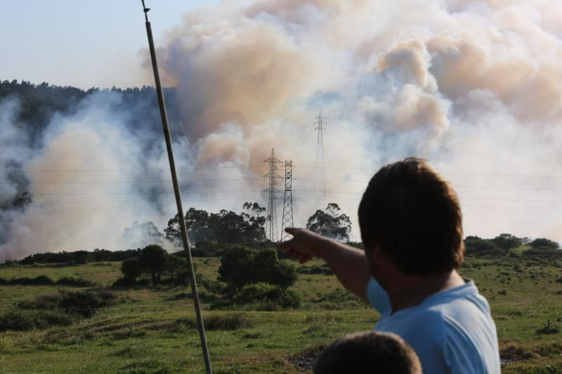 Incendio en Avilés cerca de las instalaciones de Alcoa